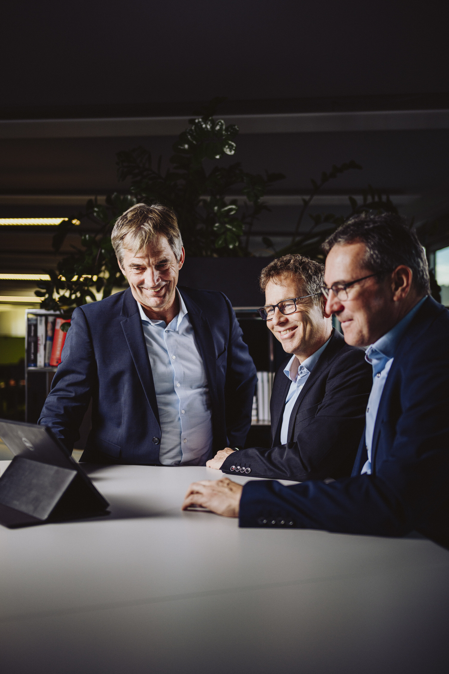 li_Mathias_Fischer_mi_Michael_Merkt_re_Andreas_Grupp_Advanced_Applications-11
